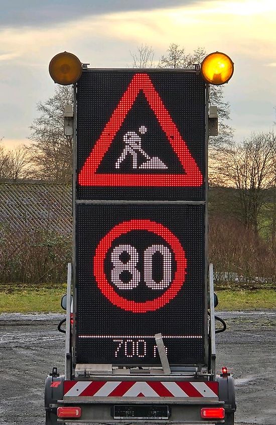 Trebbiner 5-farbig Horizont VWT Verkehrsleittafel Verkehrswarnanhänger Verkehrsleitanhänger Verkehrssicherungsanhänger Nissen Absperrtafel