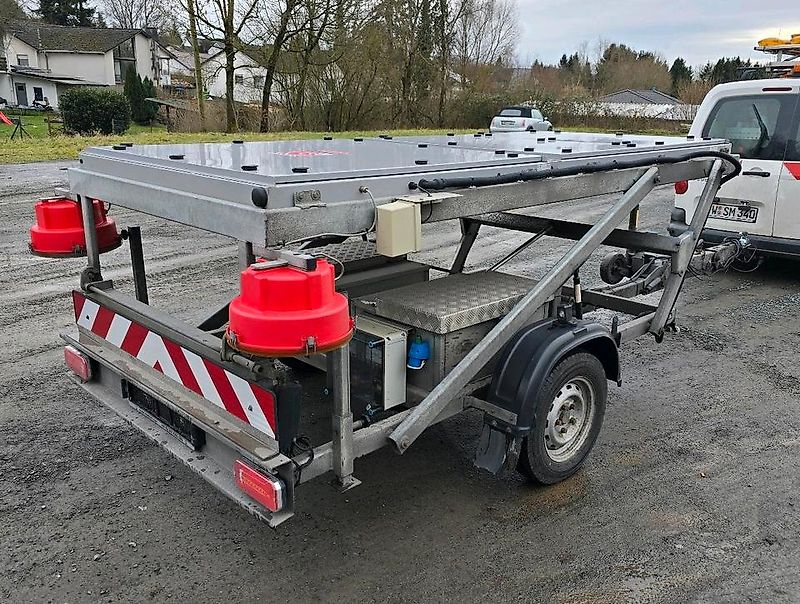 Trebbiner 5-farbig Horizont VWT Verkehrsleittafel Verkehrswarnanhänger Verkehrsleitanhänger Verkehrssicherungsanhänger Nissen Absperrtafel