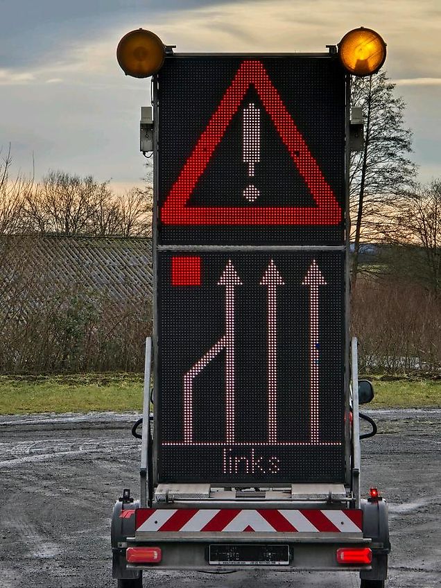 Trebbiner 5-farbig Horizont VWT Verkehrsleittafel Verkehrswarnanhänger Verkehrsleitanhänger Verkehrssicherungsanhänger Nissen Absperrtafel