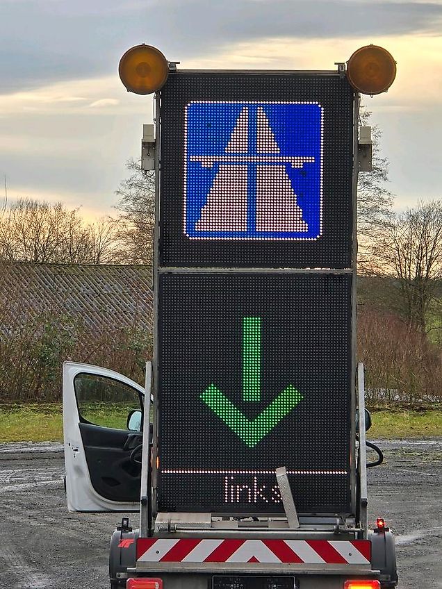 Trebbiner 5-farbig Horizont VWT Verkehrsleittafel Verkehrswarnanhänger Verkehrsleitanhänger Verkehrssicherungsanhänger Nissen Absperrtafel