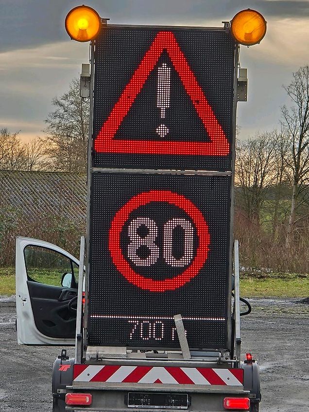 Trebbiner 5-farbig Horizont VWT Verkehrsleittafel Verkehrswarnanhänger Verkehrsleitanhänger Verkehrssicherungsanhänger Nissen Absperrtafel