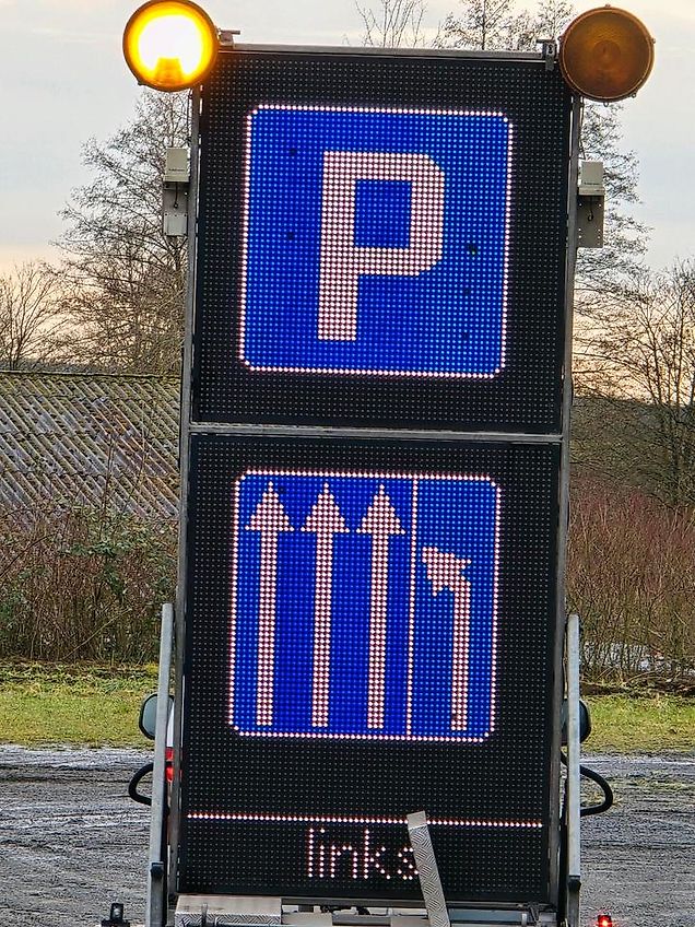 Trebbiner 5-farbig Horizont VWT Verkehrsleittafel Verkehrswarnanhänger Verkehrsleitanhänger Verkehrssicherungsanhänger Nissen Absperrtafel