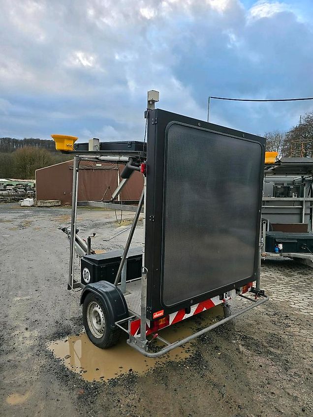 Nissen VLT LED Verkehrsleittafel Verkehrssicherungsanhänger Verkehrsleitanhänger Sperrwand Vorwarntafel