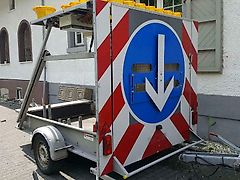 Mersch Absperrtafel Verkehrsleitanhänger VZ615 Verkehrssicherung