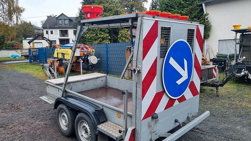 Trebbiner FAZ LRF FAT Absperrtafel Fahrbare Sperrwand Verkehrsleittafel Verkehrsleitanhänger Verkehrssicherungsanhänger