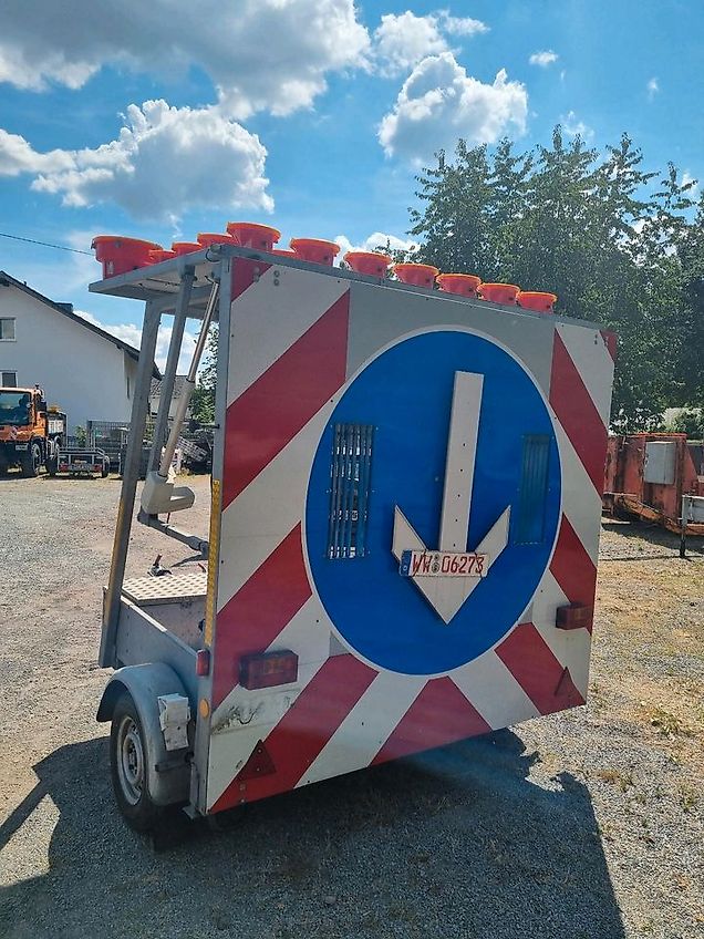 Trebbiner Absperrtafel VZ 616 Horizont Sperrwand Verkehrsleittafel Verkehrsleitanhänger Verkehrssicherungsanhänger Warntafel Verkehrssicherung Baustelle