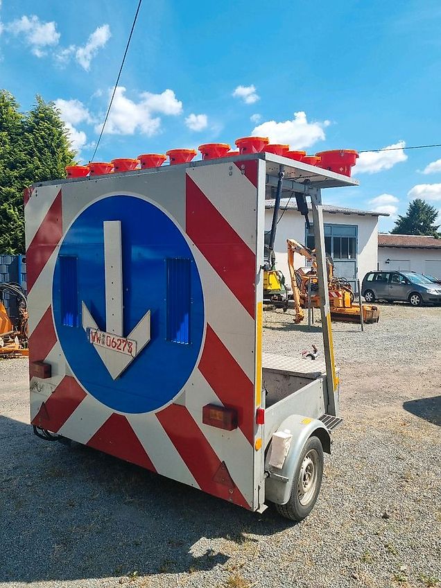 Trebbiner Absperrtafel VZ 616 Horizont Sperrwand Verkehrsleittafel Verkehrsleitanhänger Verkehrssicherungsanhänger Warntafel Verkehrssicherung Baustelle