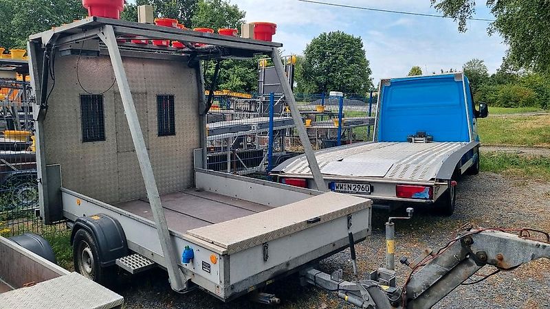 Trebbiner Absperrtafel VZ616 LED Funkwarnmeldeanlage Absperrtafel Sperrwand Verkehrsleittafel Verkehrsleitanhänger Verkehrssicherungsanhänger Leitanhänger Leittafel Verkehrssicherung Nissen Horizont