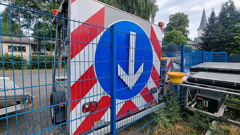 Trebbiner Absperrtafel VZ616 LED Funkwarnmeldeanlage Absperrtafel Sperrwand Verkehrsleittafel Verkehrsleitanhänger Verkehrssicherungsanhänger Leitanhänger Leittafel Verkehrssicherung Nissen Horizont