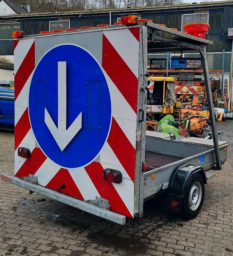 Trebbiner LED Absperrtafel 2019 FAT Sperrwand Verkehrsleittafel Verkehrsleitanhänger Verkehrssicherungsanhänger Leitanhänger VZ616 RSA21