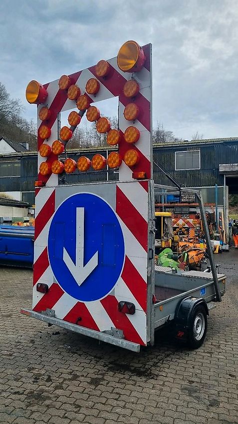 Trebbiner LED Absperrtafel 2019 FAT Sperrwand Verkehrsleittafel Verkehrsleitanhänger Verkehrssicherungsanhänger Leitanhänger VZ616 RSA21