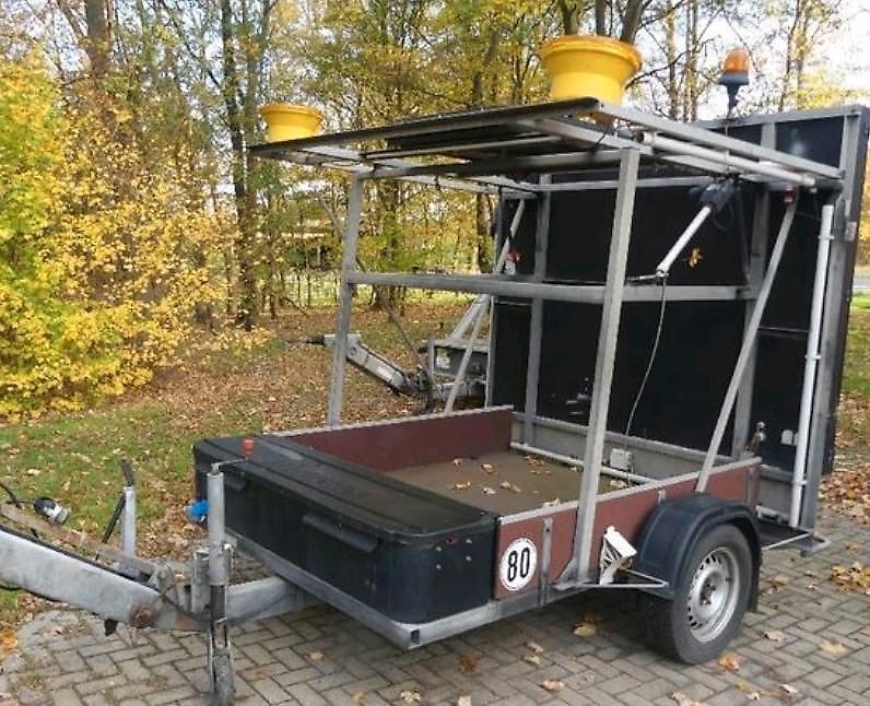 Nissen VLT 3-Farbig Rot-Weiß / Rot-Weiß-Orange Vorwarntafel Verkehrsleittafel Verkehrsleitanhänger Verkehrssicherungsanhänger Absperrtafel Sperrwand Sperrtafel Verkehrssicherung