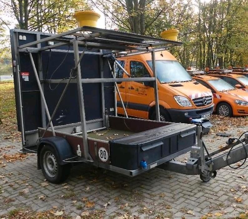 Nissen VLT 3-Farbig Rot-Weiß / Rot-Weiß-Orange Vorwarntafel Verkehrsleittafel Verkehrsleitanhänger Verkehrssicherungsanhänger Absperrtafel Sperrwand Sperrtafel Verkehrssicherung