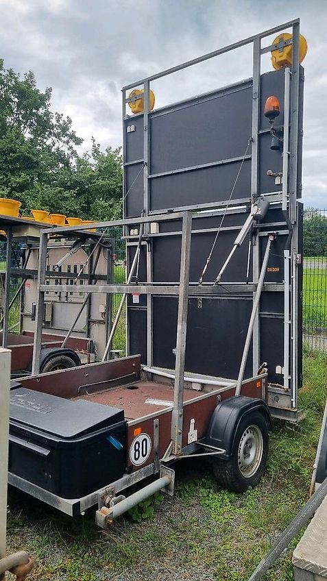 Nissen VLT 3-Farbig Rot-Weiß / Rot-Weiß-Orange Vorwarntafel Verkehrsleittafel Verkehrsleitanhänger Verkehrssicherungsanhänger Absperrtafel Sperrwand Sperrtafel Verkehrssicherung