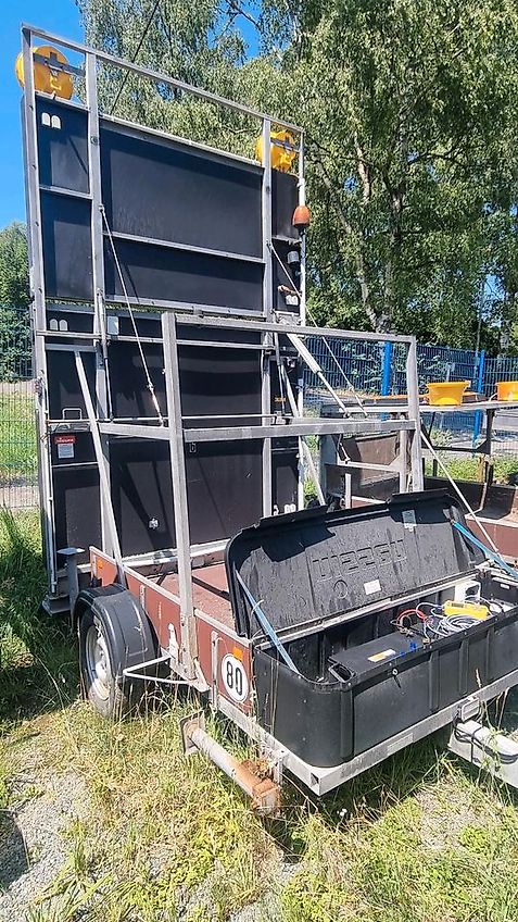 Nissen VLT 3-Farbig Rot-Weiß / Rot-Weiß-Orange Vorwarntafel Verkehrsleittafel Verkehrsleitanhänger Verkehrssicherungsanhänger Absperrtafel Sperrwand Sperrtafel Verkehrssicherung