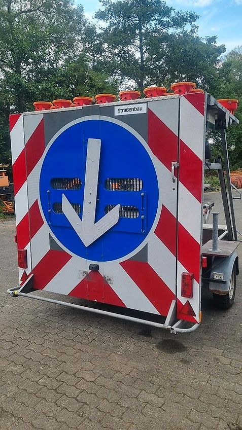 Mersch Absperrtafel Vz616 mit Horizont Leuchtkreuzanlage Sperrwand Sperranhänger Leittafel Leitanhänger Verkehrsleittafel Verkehrsleitanhänger Verkehrssicherungsanhänger Nissen Trebbiner