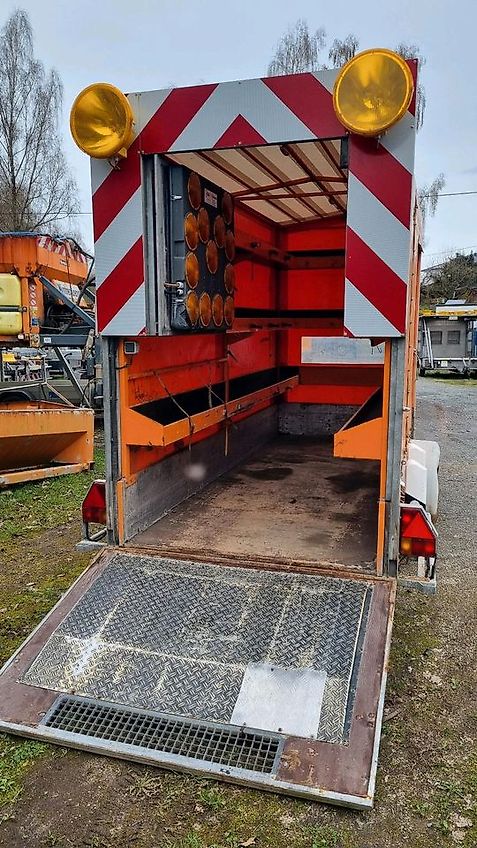 Mersch VZ 616 Absperrtafel FAT Nissen Horizont Verkehrsleittafel Verkehrsleitanhänger Verkehrssicherungsanhänger Leitanhänger