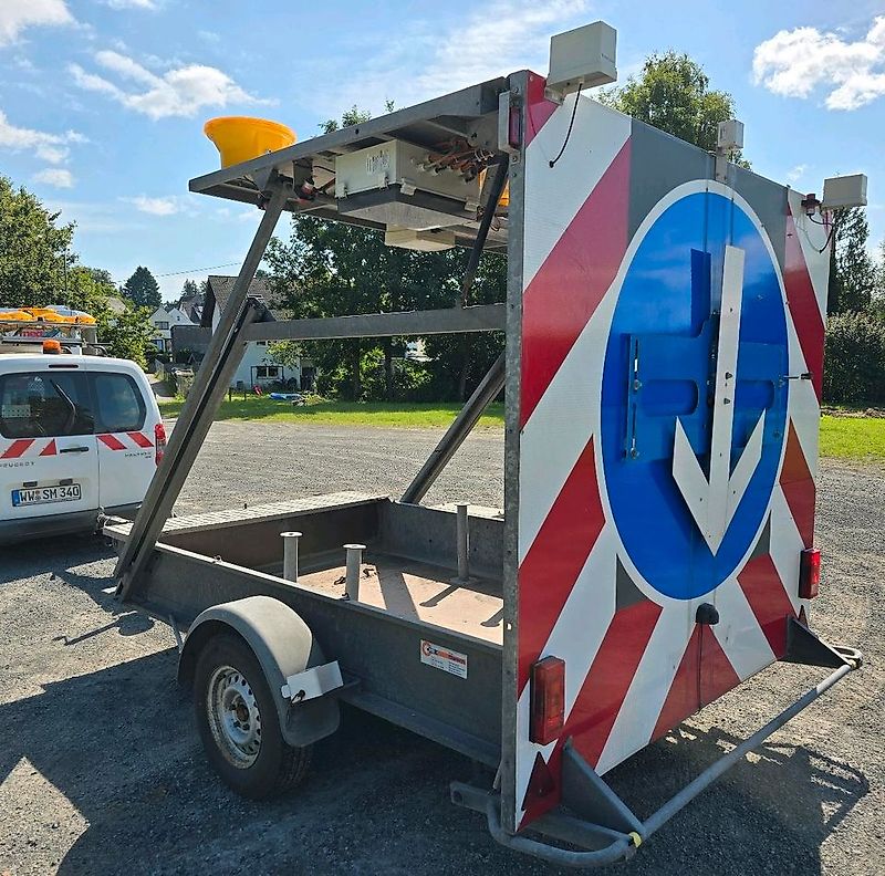 Nissen LED Absperrtafel DORA GPS FAT VZ-616 Fahrbare Absperrtafel Sperrwand Verkehrsleittafel Verkehrssicherungsanhänger Verkehrsleitanhänger Trebbiner Horizont