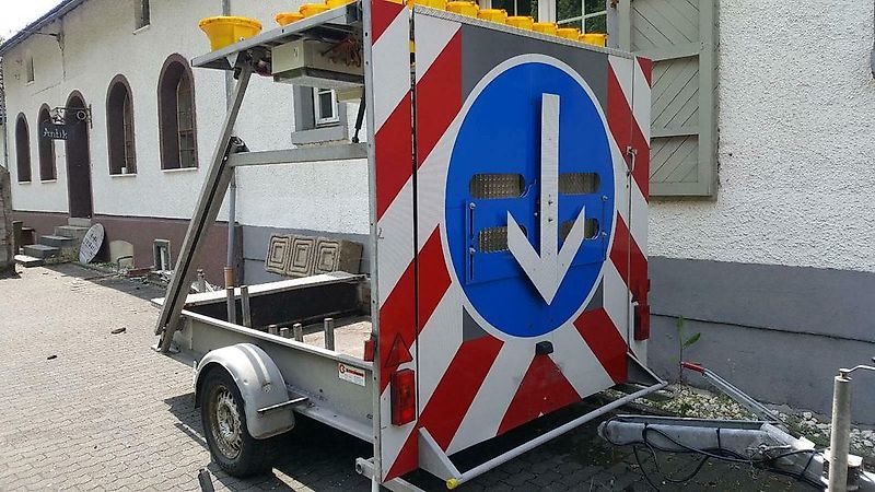 Mersch Absperrtafel Verkehrsleitanhänger VZ615 Verkehrssicherung