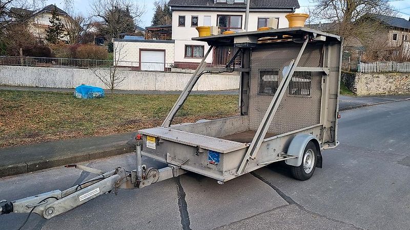 Mersch Nissen LED Absperrtafel VZ616 Verkehrssicherung Vorwarner Vorwarntafel Verkehrsleittafel Verkehrsleitanhänger Verkehrssicherungsanhänger Sperrwand Sperrtafel