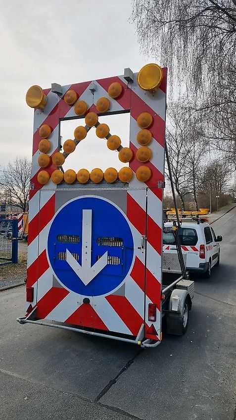 Mersch Nissen LED Absperrtafel VZ616 Verkehrssicherung Vorwarner Vorwarntafel Verkehrsleittafel Verkehrsleitanhänger Verkehrssicherungsanhänger Sperrwand Sperrtafel