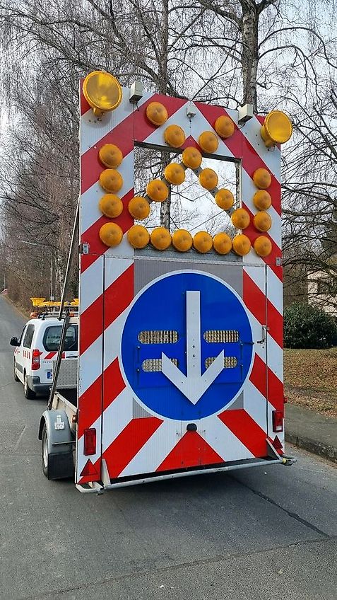 Mersch Nissen LED Absperrtafel VZ616 Verkehrssicherung Vorwarner Vorwarntafel Verkehrsleittafel Verkehrsleitanhänger Verkehrssicherungsanhänger Sperrwand Sperrtafel