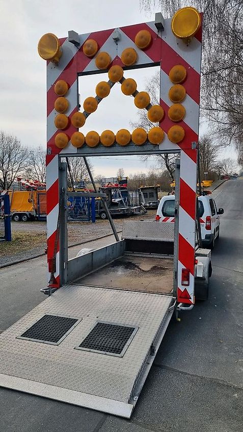 Mersch Nissen LED Absperrtafel VZ616 Verkehrssicherung Vorwarner Vorwarntafel Verkehrsleittafel Verkehrsleitanhänger Verkehrssicherungsanhänger Sperrwand Sperrtafel